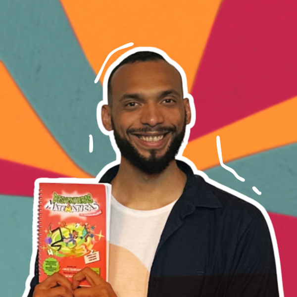 Foto do autor Lucas Israel segurando o livro Desventuras Matemáticas